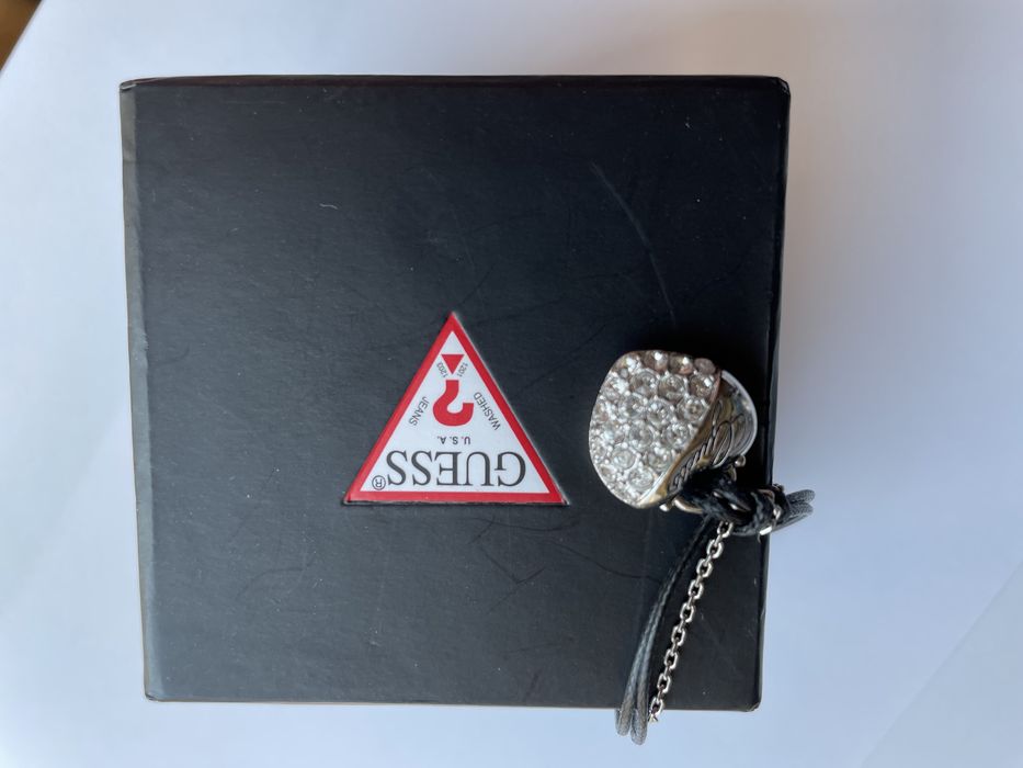 Pulseira Guess com coracao com brilhantes