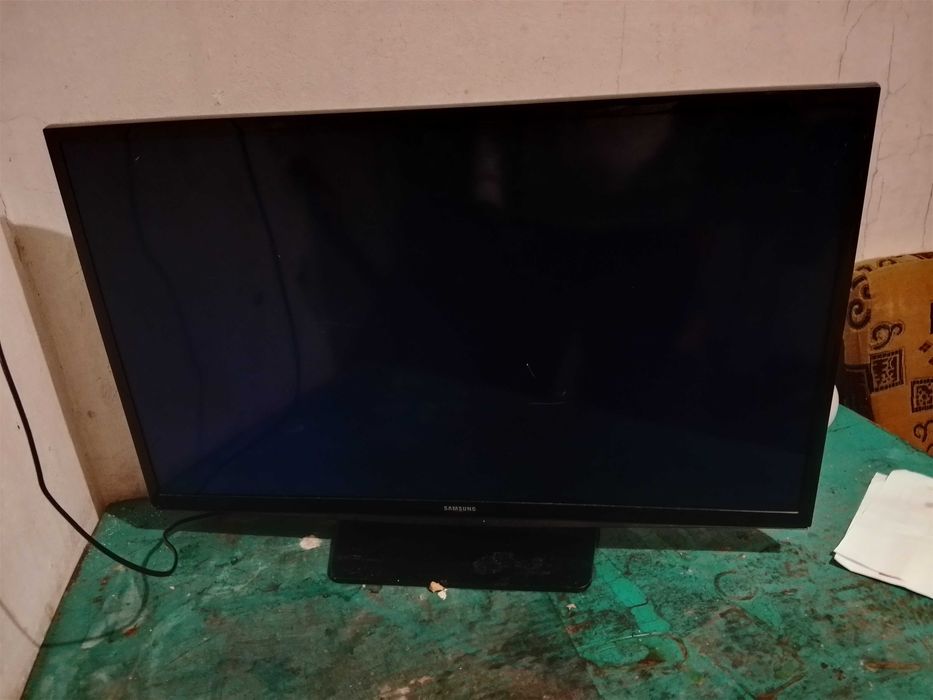 Telewizor Samsung z pilotem