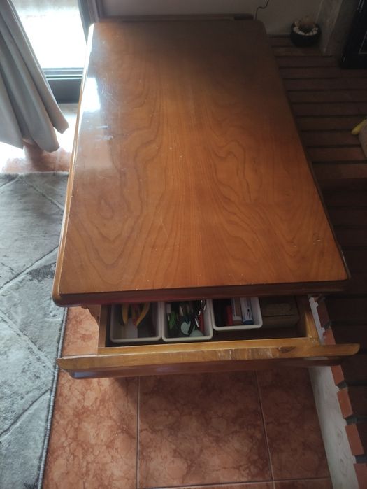 Mesa de sala de estar em madeira
