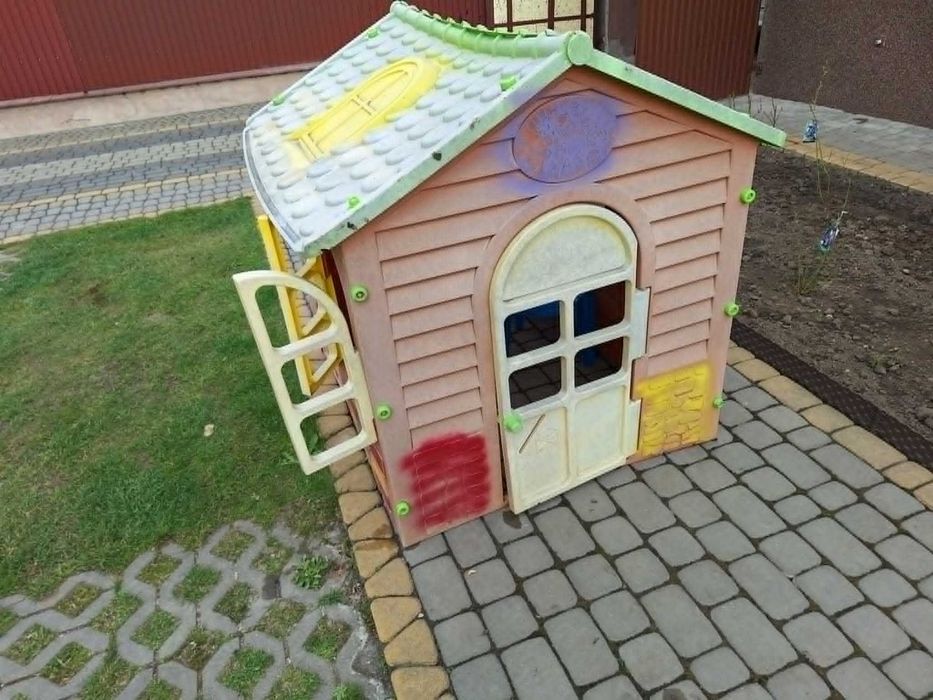 Domek ogrodowy ze stolikiem