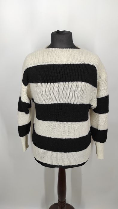 Sweter w biało czarne pasy