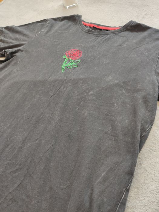 Cropp T-shirt S Regular Fit – czarno-czerwono-zielono-biała z haftowan