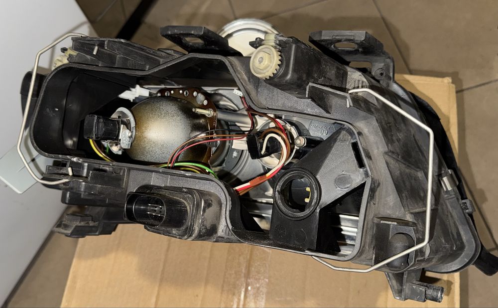 Lampy przód Audi A6 C5 lift Hella