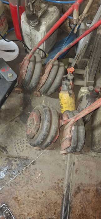 Продам 4 пневмо домкрат  робочі