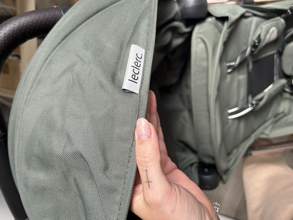 Spacerówka Leclerc influencer w kolorze army green do samolotu