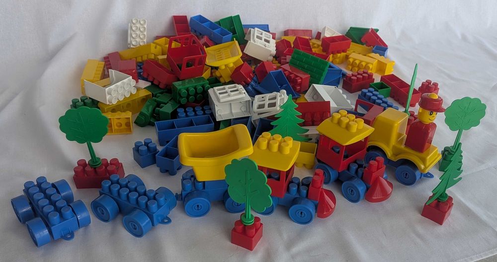 Zestaw dużych klocków konstrukcyjnych + pociąg + pojemnik