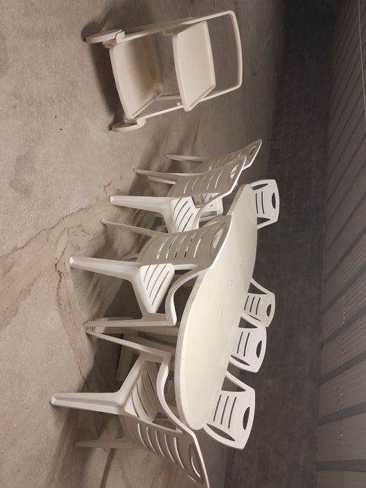 Mesa de plástico grande extensível, oito cadeira e carrinho