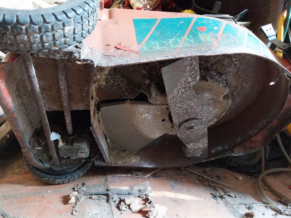 Duas máquinas corta relva (com tracção ) para desocupar