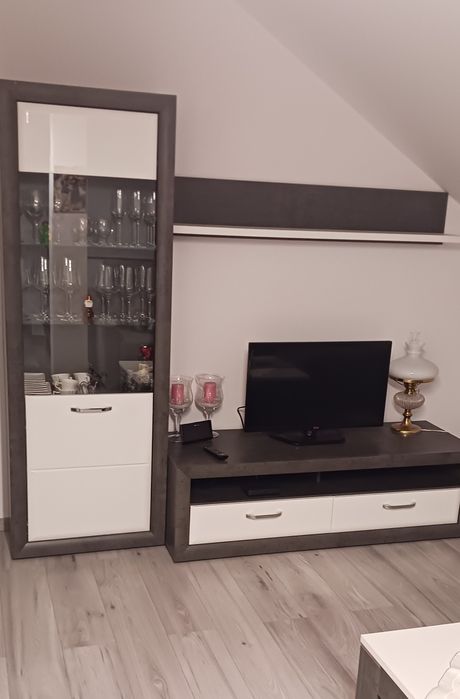 Komplet szafek ze stolikiem