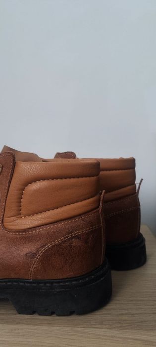 Botas em pele, feitas à mão