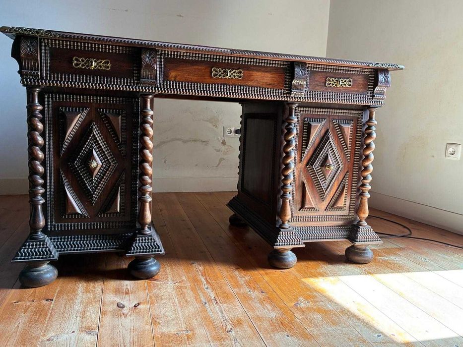 Conjunto Torcidos e Tremidos: Armário, Secretária, 2 Cadeiras