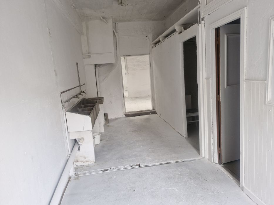 Armazém com 250 m2  à Avenida da Boavista.