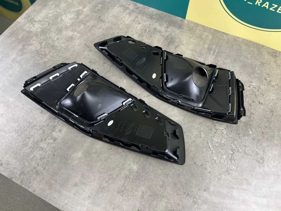 Решітка в бампер  S Line (до peст.) AUDI A4 (B9) 8W0807682 / 8W0807681