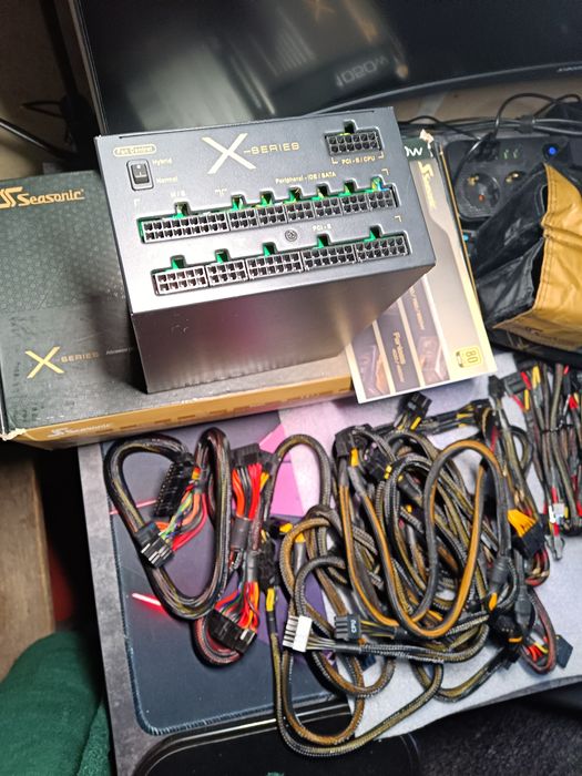 Продам гарний блок живлення фірми Seasonic  X series 1050W.