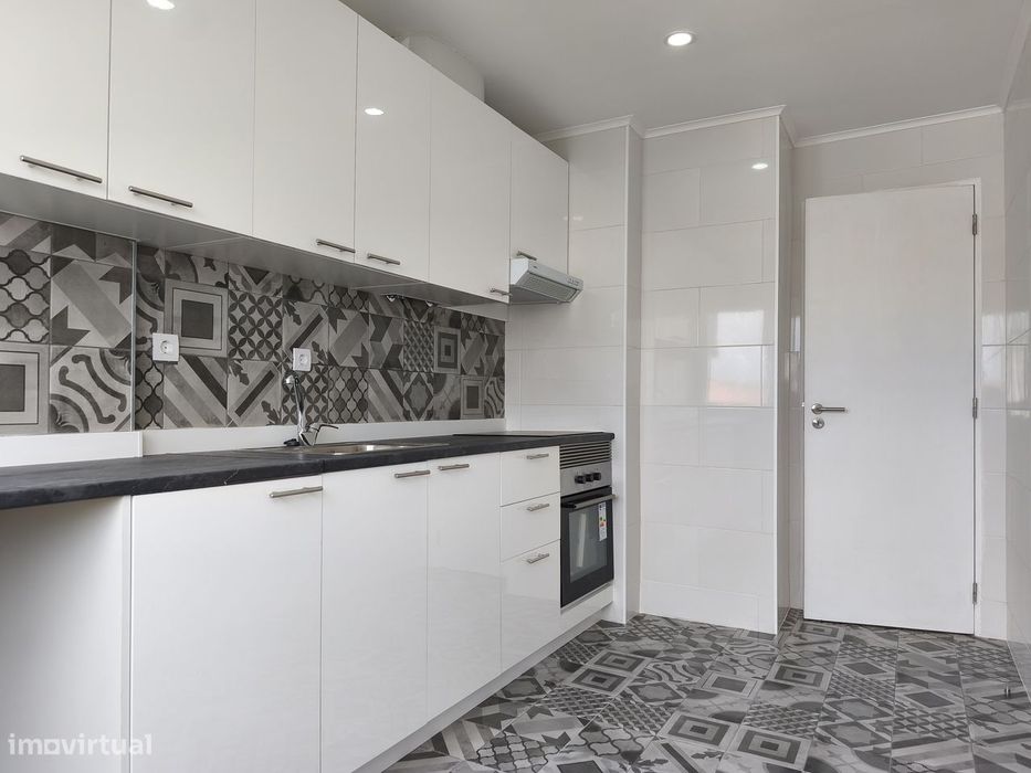 T2 Centro Queijas, Totalmente Remodelado, Junto aos CTT e P. Doce
