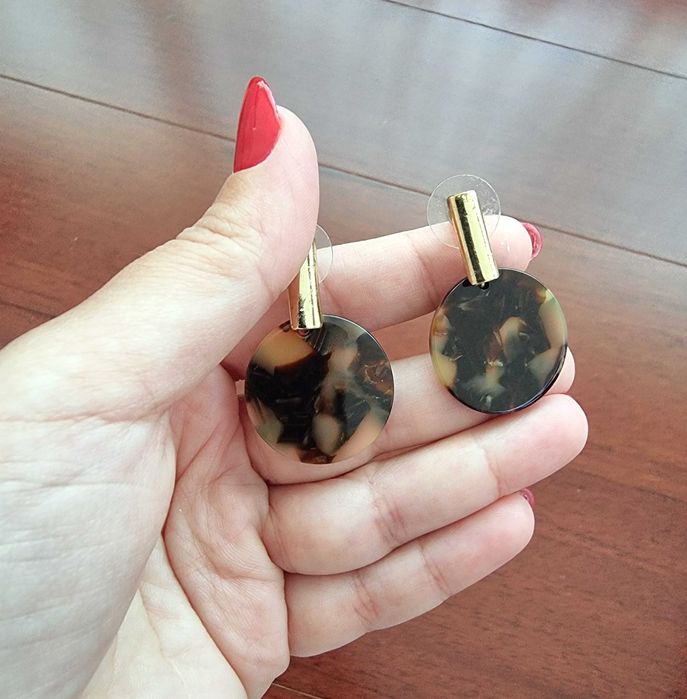 Brincos com detalhe dourado e padrão castanho H&M