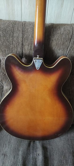 Gitara basowa defil