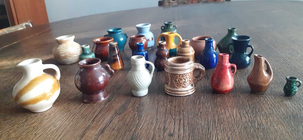 Kolekcja malutkich dzbanuszków z PRL