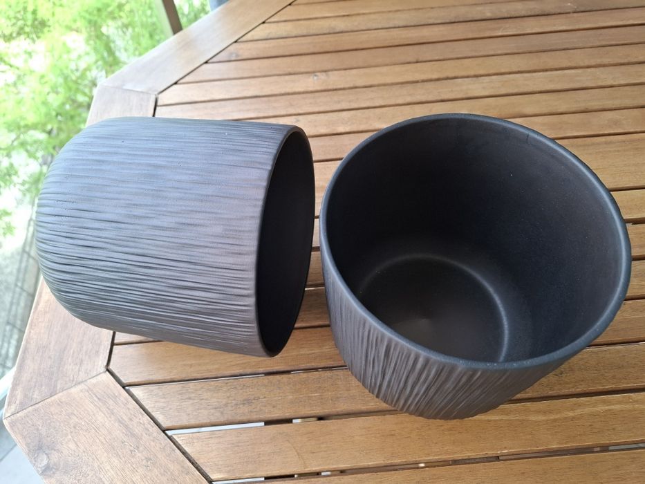 Dois vasos de cerâmica com relevo cinzaastanhos.