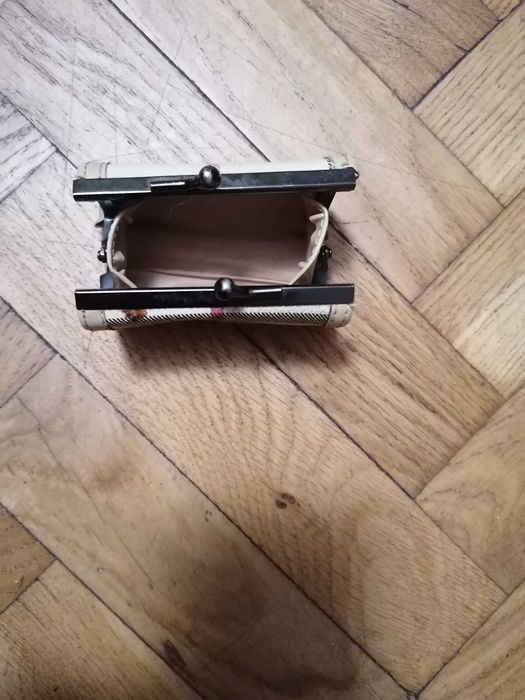 Saszetka mini kuferek na zatrzask