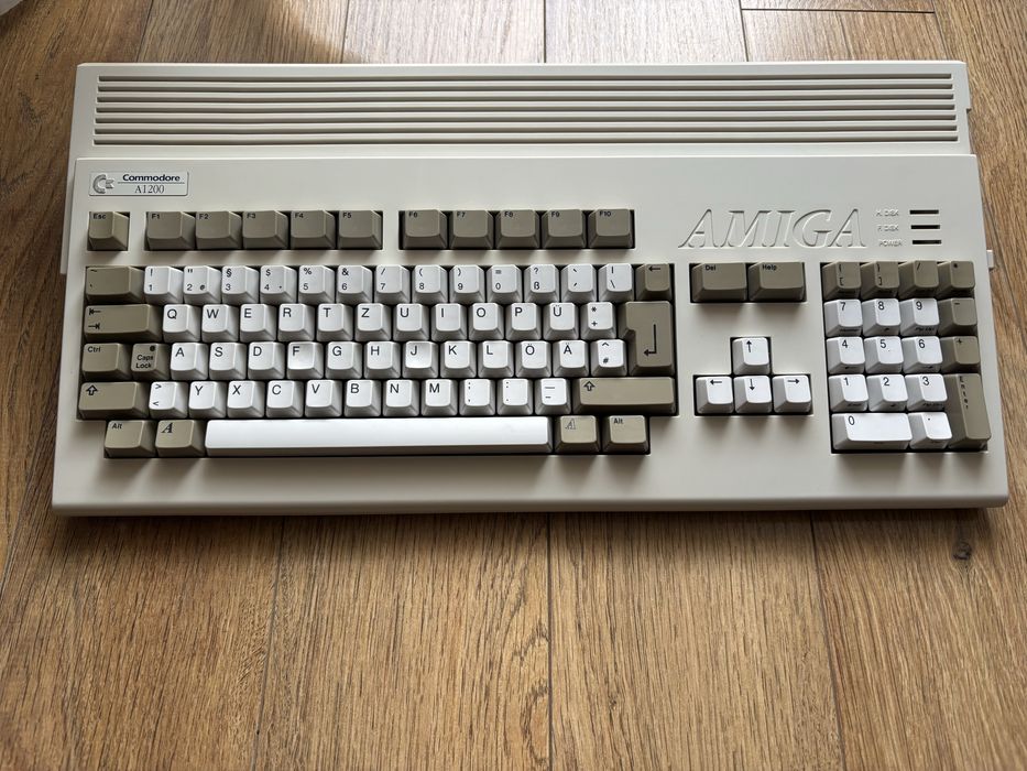 Amiga 1200 obudowa plus klawiatura