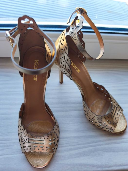 Złote sandały na szpilce Kazar