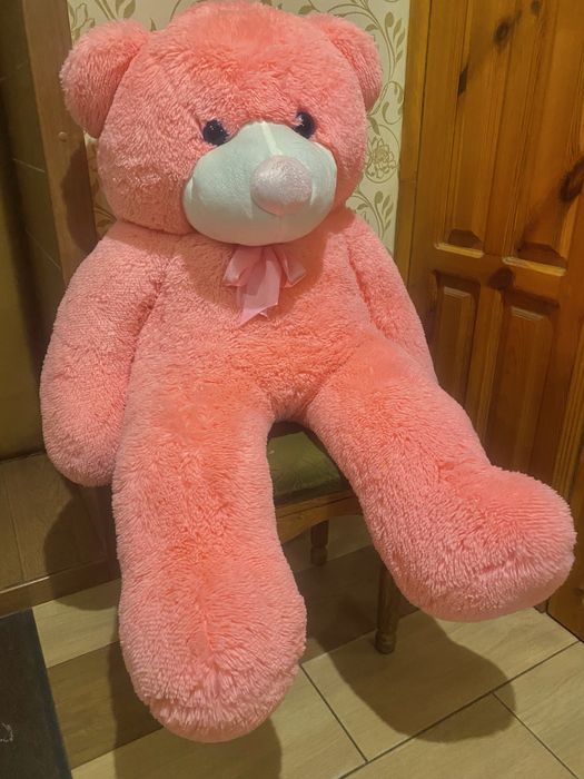 Плюшевый розовый медведь