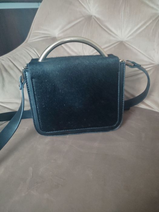 Czarna mała torebka z uchwytem do ręki Parfois