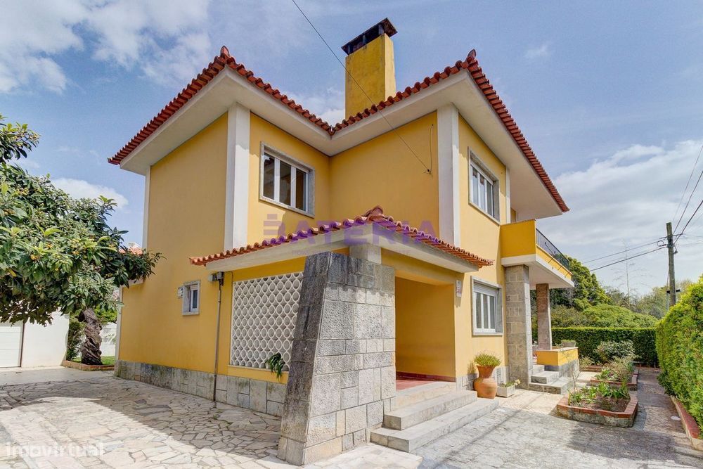 Moradia Independente T5 em Linda-a-Velha