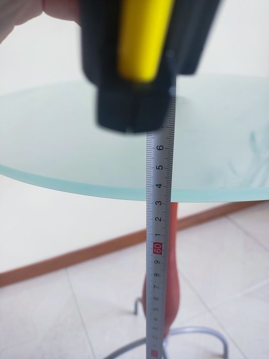 Mesa de apoio com tampo de vidro