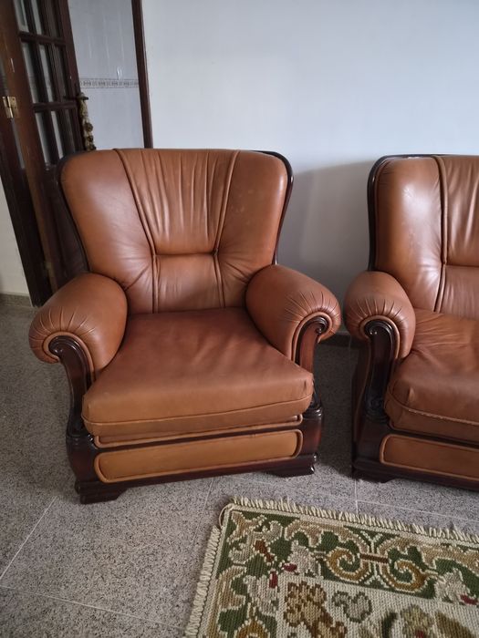 Conjunto Sofás em Pele: Sofá-Cama 3 Lugares + 2 Poltronas Clássicas