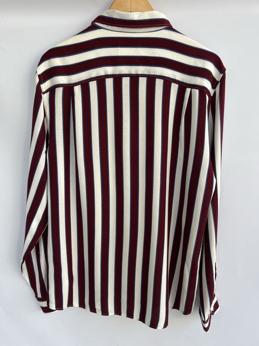 Camisa às Riscass Vermelhas e Brancas e com pormenores Azuis