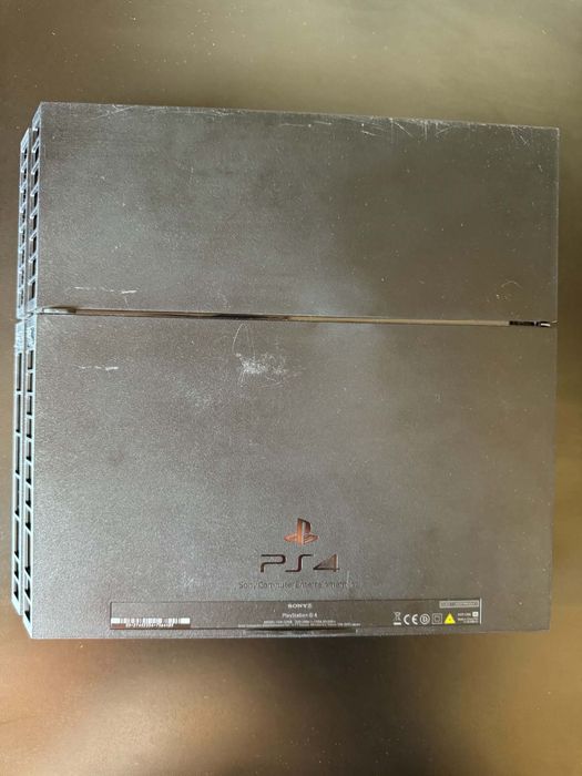 Play station 4 1Gb pad plus 4 hry