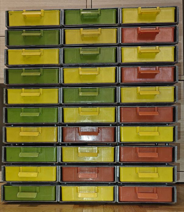 Warsztatowy Organizer PRL – 30 Szufladek w dobrym stanie, stelaż dawca