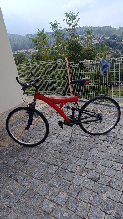 Bicicleta de Montanha Suspensão Total Vermelha (Necessita de Pneus)