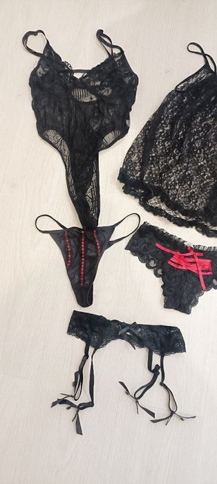 Гарний еротичний набір.Боді, трусики,пенюар,пояс для панчіх