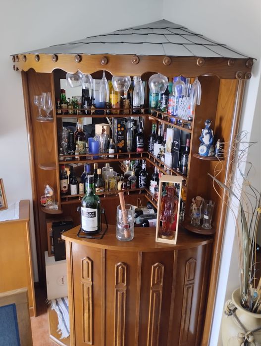 Móvel Bar em canto madeira de castanho