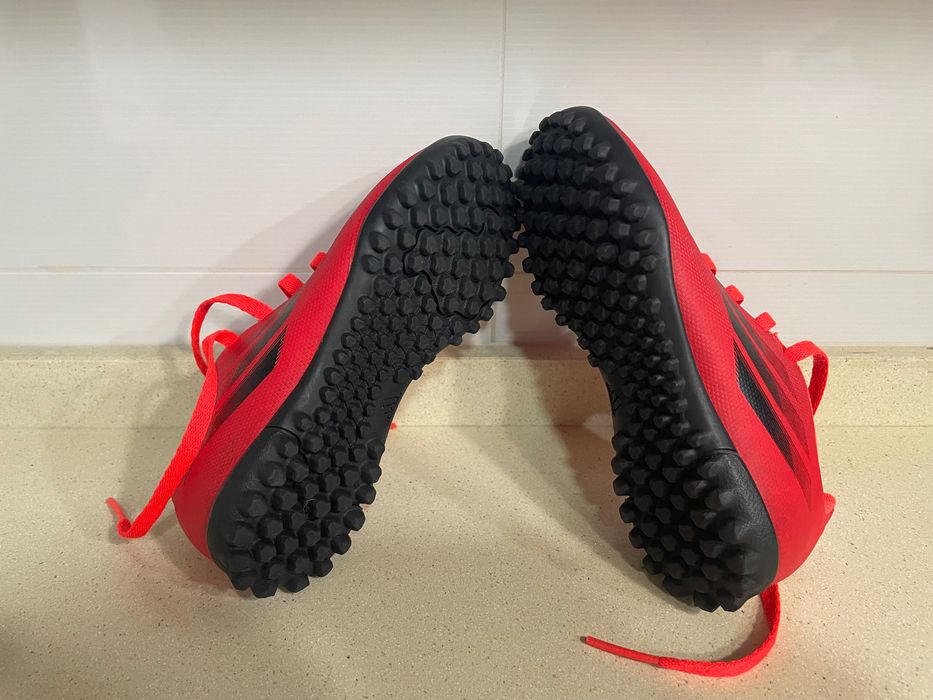 Ténis vermelhos adidas de desporto para criança