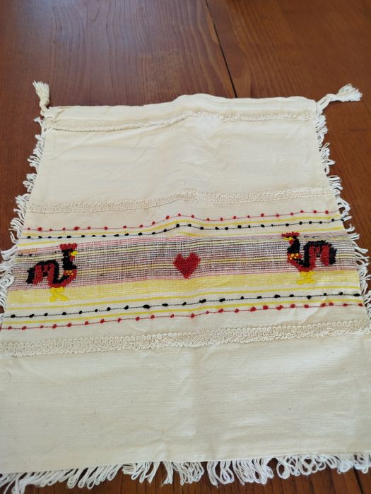 Vendo saco de pão em linho bordado. Nunca usado.