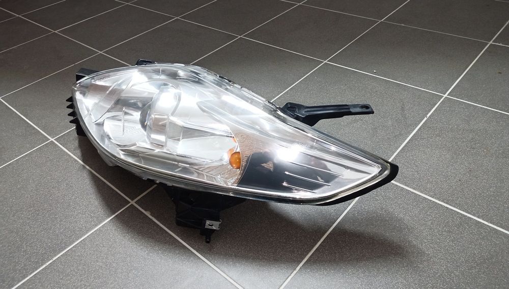 Mazda 5 lampa lewa Europa