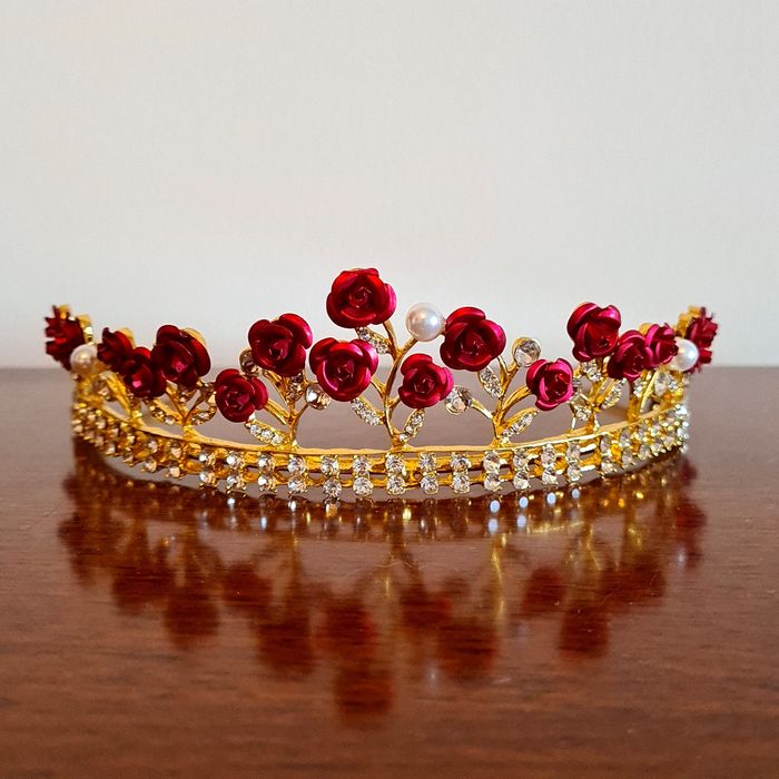 Tiara com rosas vermelhas, pérolas e brilhantes
