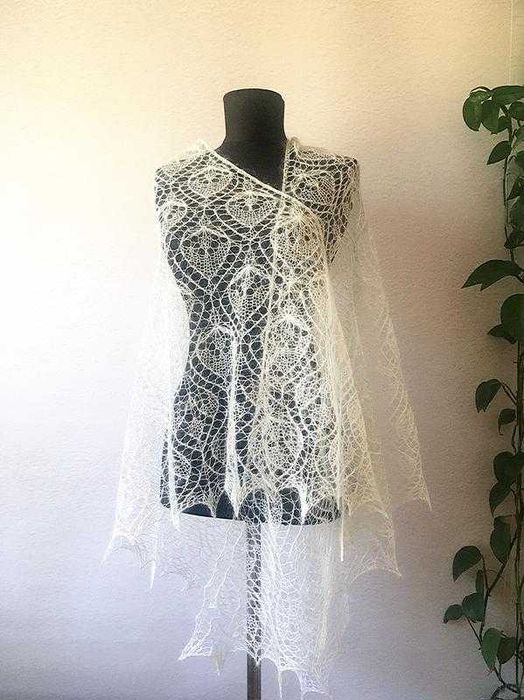 Ніжна біла шаль – вічний аксесуар для незабутніх моментів