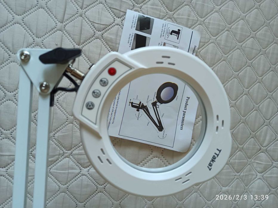 Лампа лупа светодиодная на струбцине.