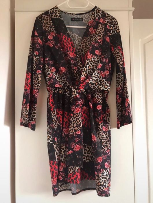 piękna sukienka z czerwonymi wstawkami