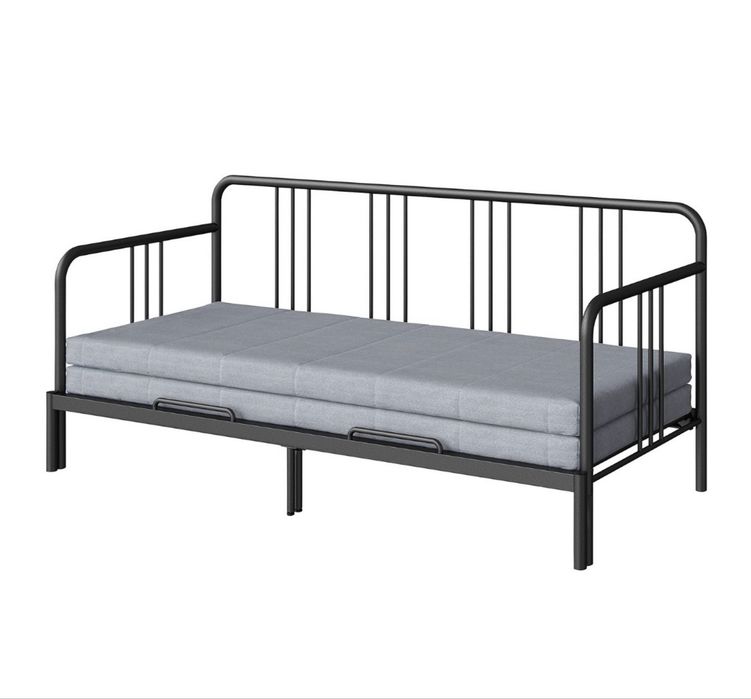 czarna leżanka IKEA Fyresdal z pionowymi prętami