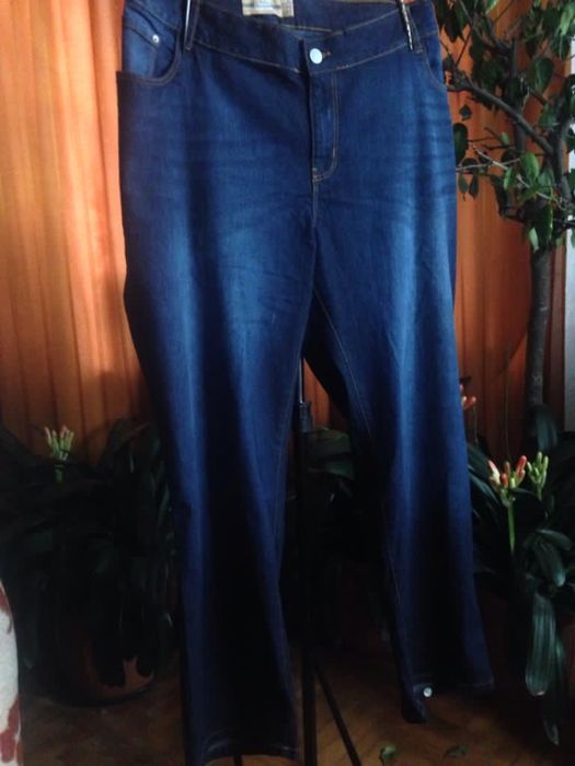 Nowe spodnie dżińsowe w rozm. 56.