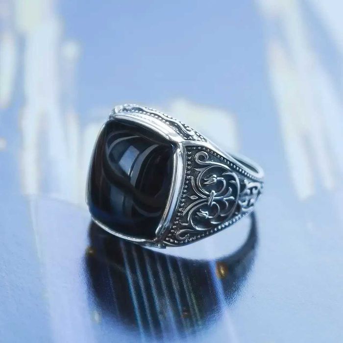 Мужской перстень серебряный с черным квадратным ониксом
