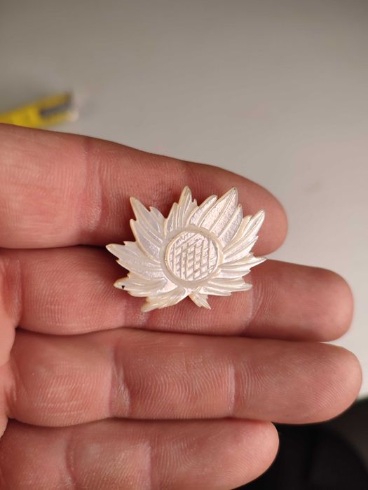 Broszka z masy perłowej - ciekawa - design