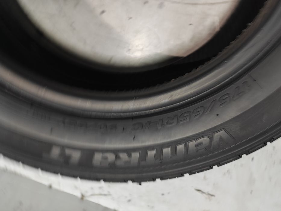 2 Pneus semi novos Hankook 175/65R14C Oferta dos portes