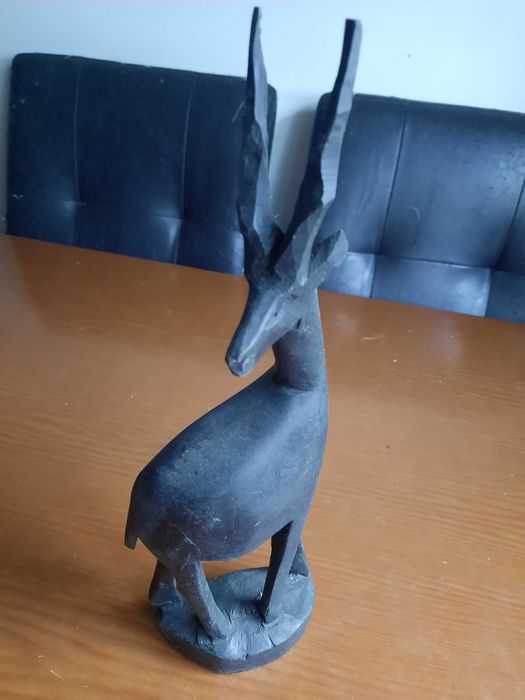 Vendo estatua de viado em madeira de pau preto